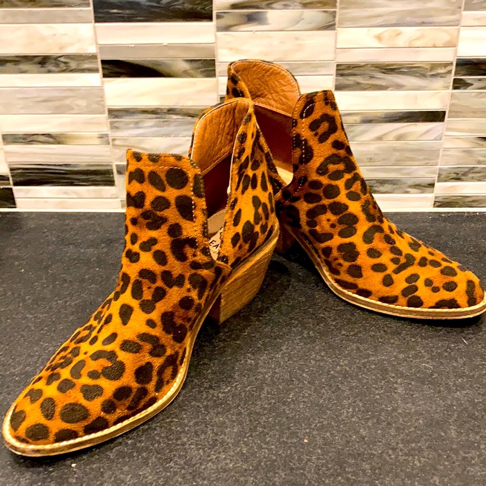 Boutique size  7 animal booties